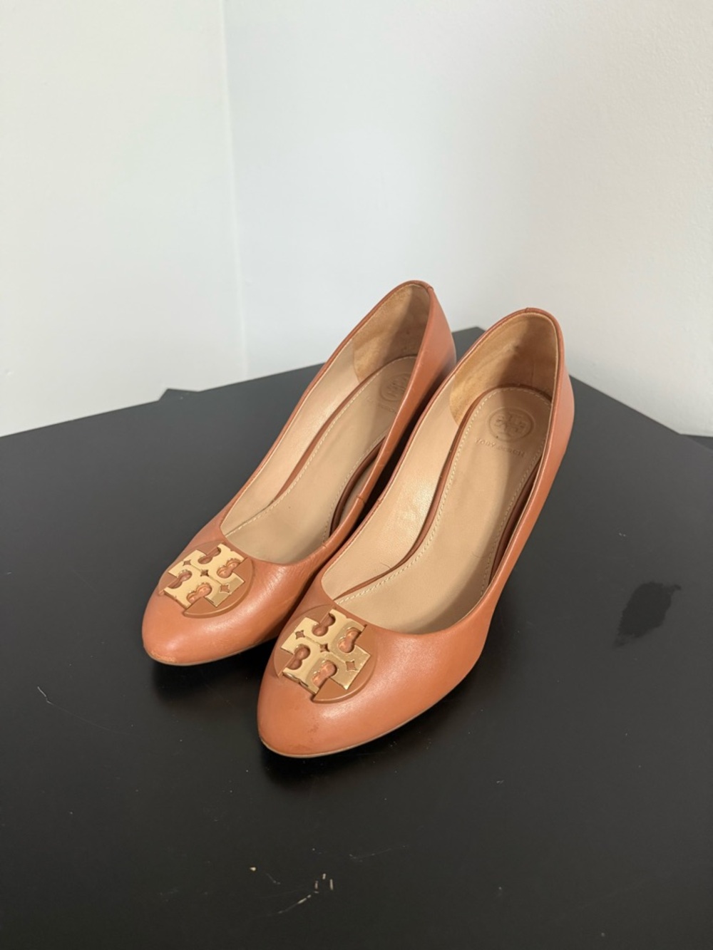 Tory Burch Coral Tan Leather Logo Pumps